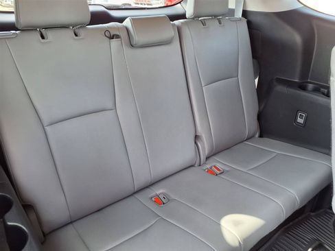 Used 2020 Toyota Highlander XLE FWD image 21