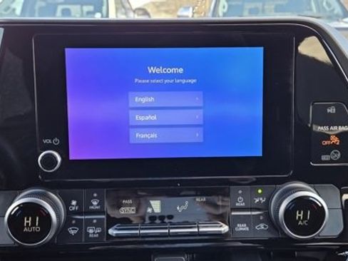 Used 2024 Toyota Highlander LE image 17