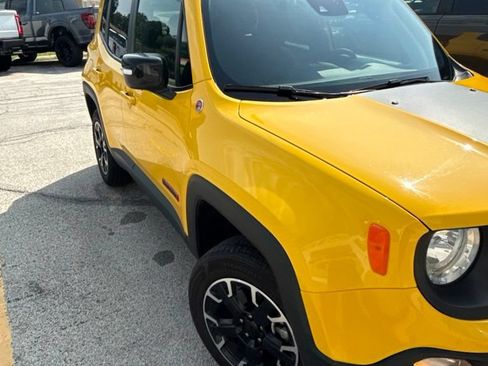 Used 2023 Jeep Renegade Trailhawk AWD/4WD image 2
