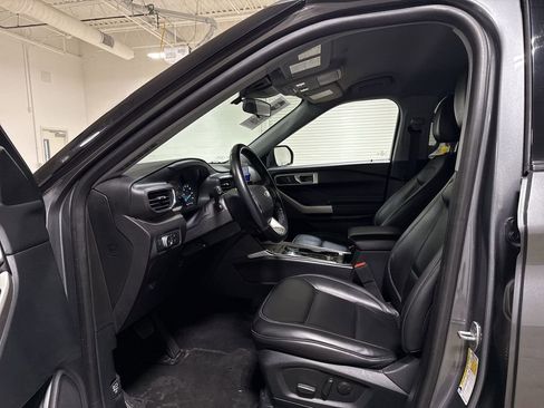 Used 2022 Ford Explorer XLT w/ Equipment Group 202A AWD/4WD image 19