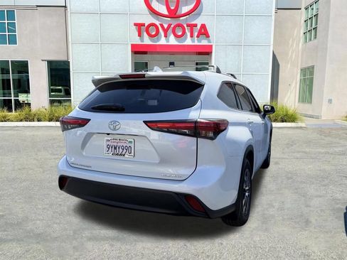 Used 2023 Toyota Highlander XLE AWD/4WD image 7