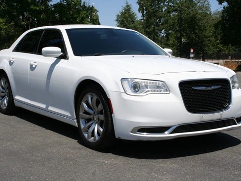 Used 2017 Chrysler 300 Limited RWD image 1