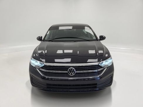 Used 2024 Volkswagen Jetta SE FWD image 2