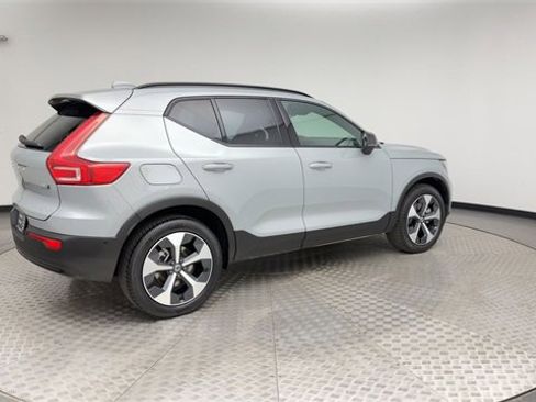 Certified 2025 Volvo XC40 B5 Plus image 2