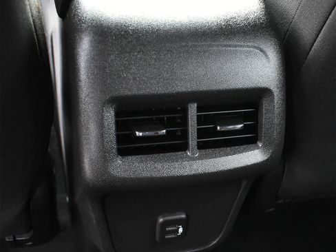 Used 2023 Chevrolet Equinox LT image 11