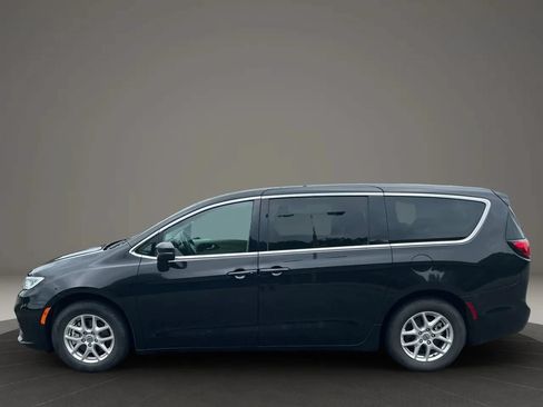 Used 2023 Chrysler Pacifica Touring-L FWD image 3