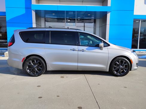 Used 2020 Chrysler Pacifica Touring-L w/ S Appearance Package image 32