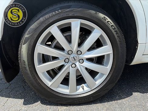 Used 2017 Volvo XC90 T6 Momentum w/ Vision Package AWD/4WD image 9