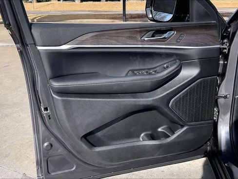 New 2025 Jeep Grand Cherokee L Limited image 10