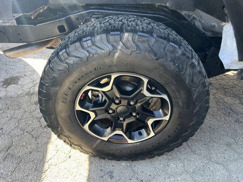 Used 2015 Jeep Wrangler Unlimited Rubicon w/ Connectivity Group AWD/4WD image 9