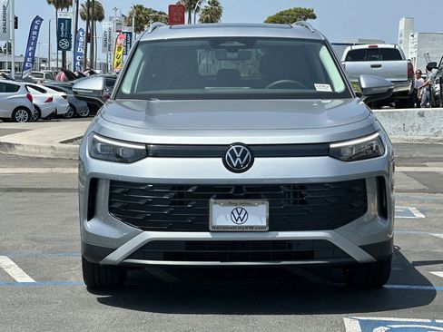 New 2026 Volkswagen Tiguan SE FWD image 3