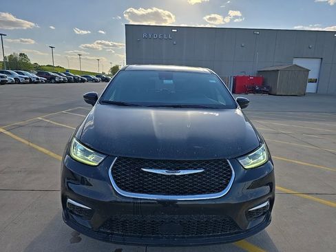 Used 2025 Chrysler Pacifica Select FWD image 2
