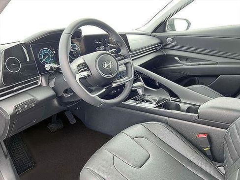 Used 2025 Hyundai Elantra Limited FWD image 18