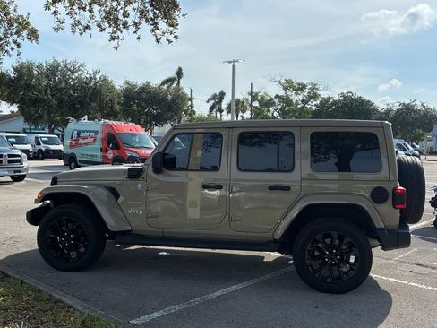 Used 2022 Jeep Wrangler Unlimited Sahara AWD/4WD image 4