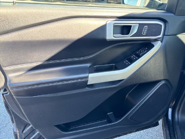 Used 2022 Ford Explorer XLT w/ Equipment Group 202A AWD/4WD image 18