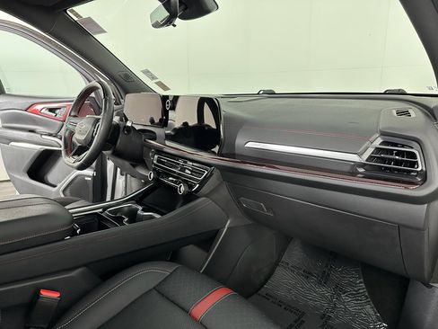 Used 2024 Chevrolet Traverse RS image 25