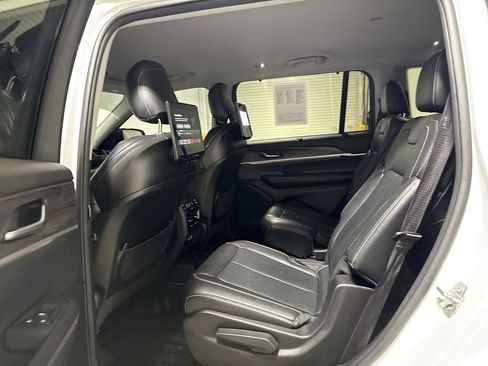 Used 2023 Jeep Grand Cherokee L Limited w/ Luxury Tech Group II AWD/4WD image 23