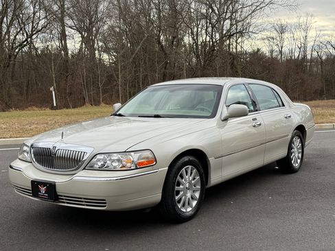 Used 2006 Lincoln Town Car Signature image 1