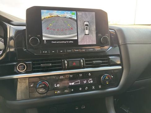 Certified 2023 Nissan Pathfinder SL w/ Lighting Package (N92) image 17