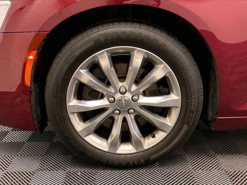 Used 2018 Chrysler 300 Limited w/ Light Group image 8