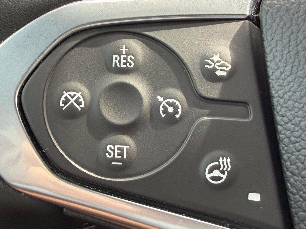 Used 2023 Chevrolet Traverse Premier FWD image 16