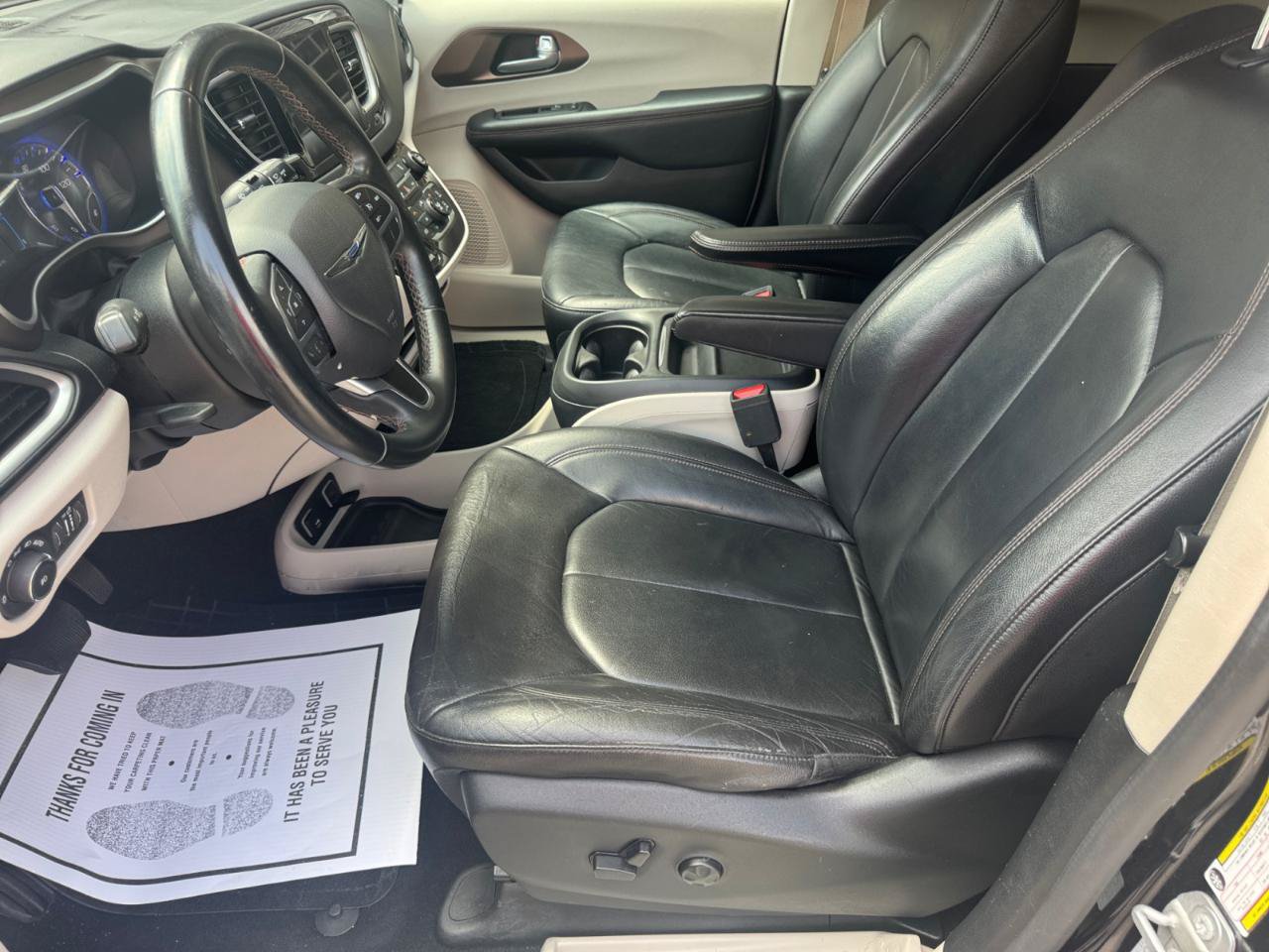 Used 2017 Chrysler Pacifica Touring-L FWD image 5