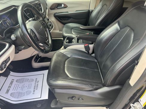 Used 2017 Chrysler Pacifica Touring-L FWD image 5