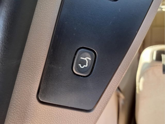 Used 2016 Chrysler Town & Country Touring FWD image 22