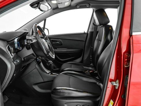 Used 2019 Chevrolet Trax LT w/ LT Convenience Package image 29