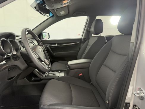 Used 2012 Kia Sorento LX w/ Convenience Pkg FWD image 14