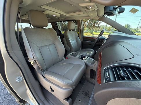 Used 2016 Chrysler Town & Country Limited Platinum FWD image 26