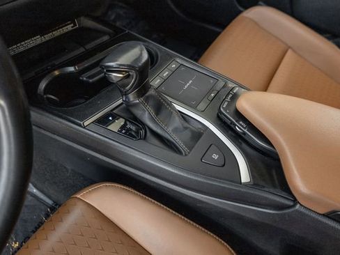 Used 2022 Lexus UX 200 image 10