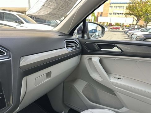 Certified 2022 Volkswagen Tiguan SE image 34