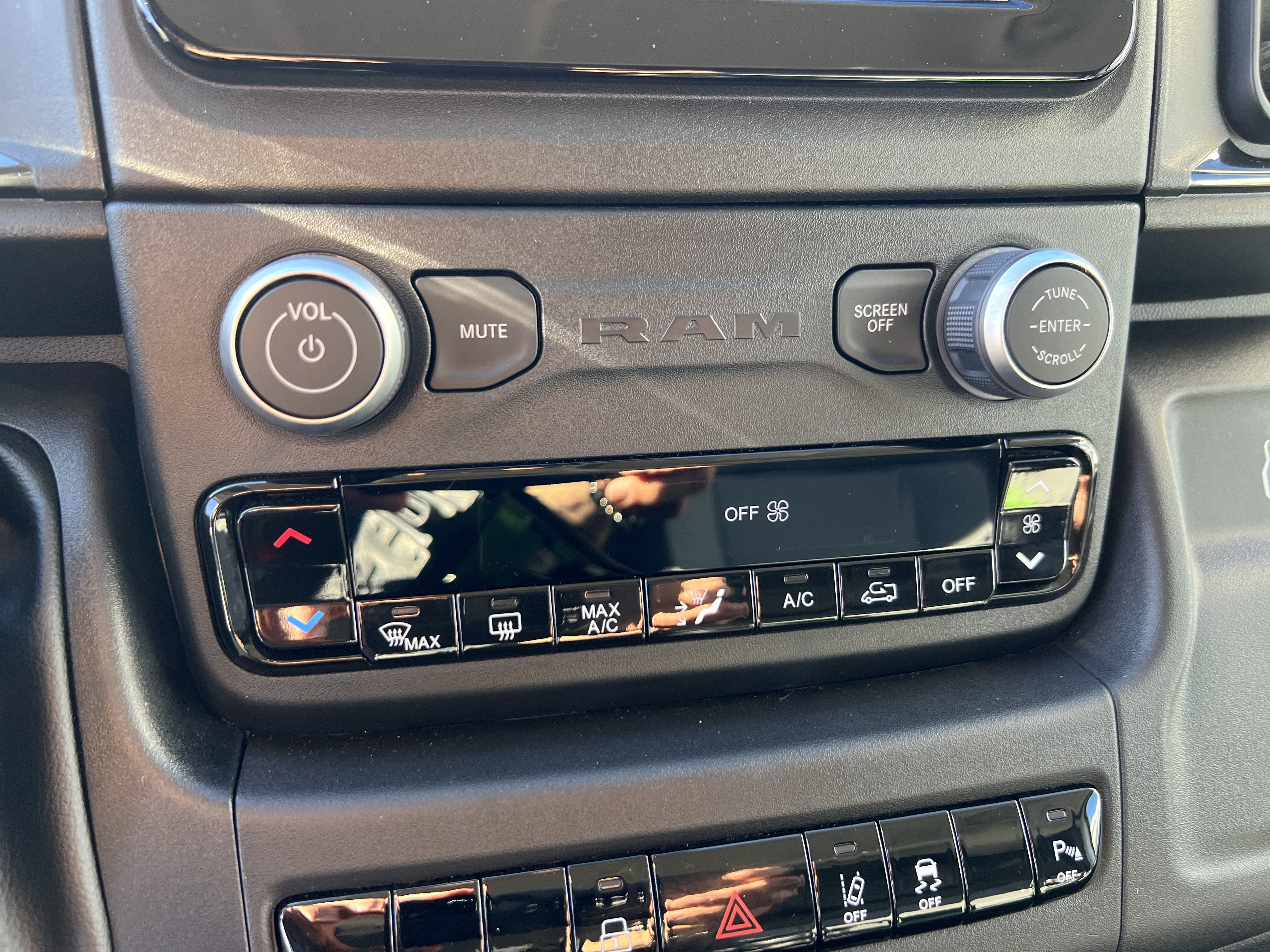 Used 2025 RAM ProMaster 2500 w/ Safety Group FWD image 17