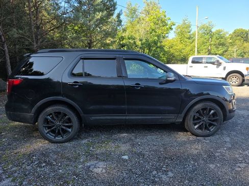 Used 2017 Ford Explorer XLT w/ Equipment Group 202A AWD/4WD image 9