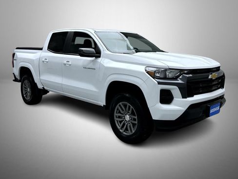 Used 2023 Chevrolet Colorado LT AWD/4WD image 3