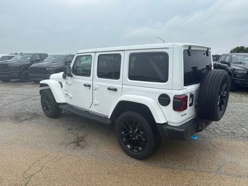 Used 2023 Jeep Wrangler Unlimited Sahara w/ Cold Weather Group AWD/4WD image 8