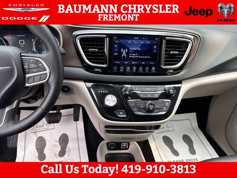 Used 2018 Chrysler Pacifica Touring-L Plus w/ Tire & Wheel Group FWD image 17