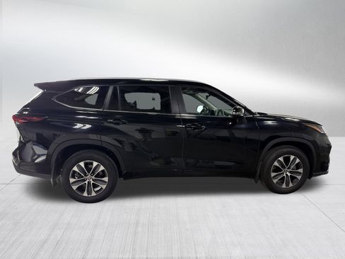 Used 2024 Toyota Highlander XLE image 8