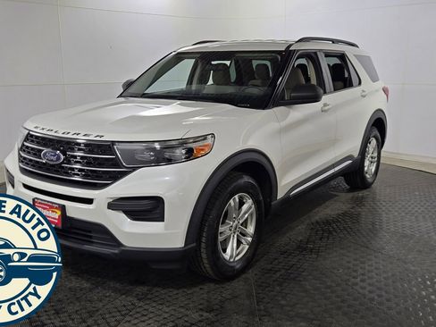 Used 2020 Ford Explorer XLT w/ Comfort Package AWD/4WD image 3