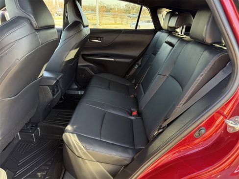 Used 2024 Toyota Venza XLE image 27