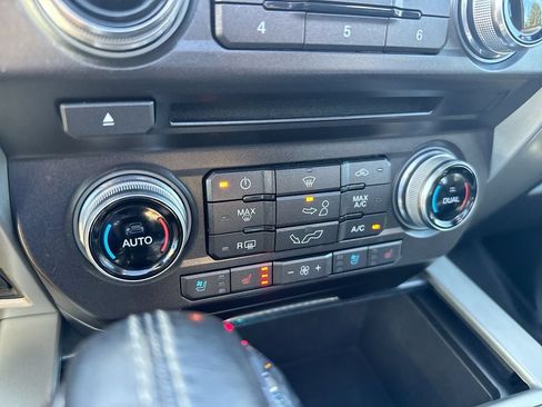 Used 2018 Ford F150 Lariat w/ Equipment Group 502A Luxury AWD/4WD image 16