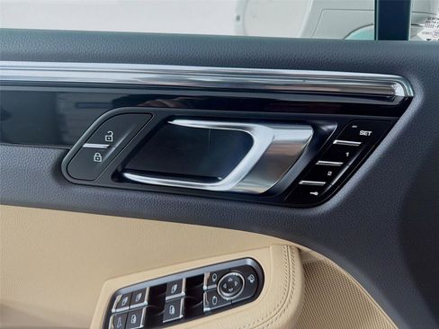 Certified 2025 Porsche Macan image 7