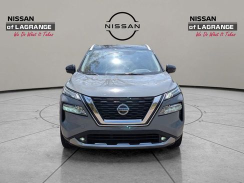Used 2021 Nissan Rogue Platinum image 2