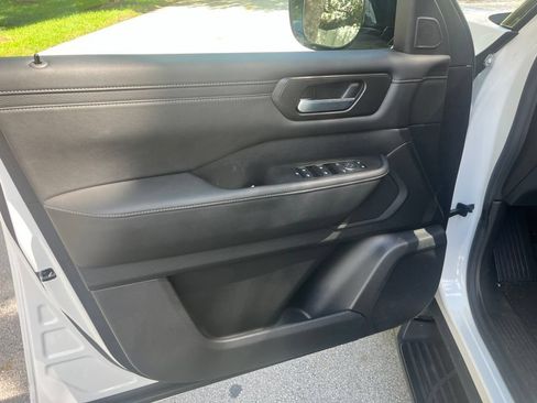 Used 2025 Nissan Armada SV AWD/4WD image 5