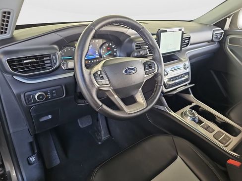 Used 2022 Ford Explorer XLT w/ Equipment Group 202A RWD image 9