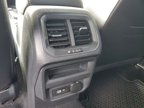 Certified 2022 Volkswagen Tiguan SEL R-Line image 17