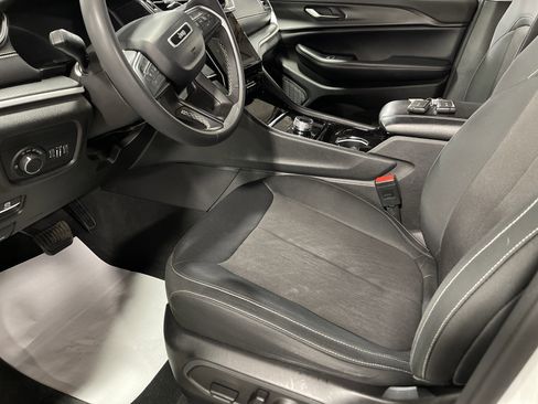 Used 2023 Jeep Grand Cherokee Laredo w/ Trailer Tow Prep Group (B) image 9