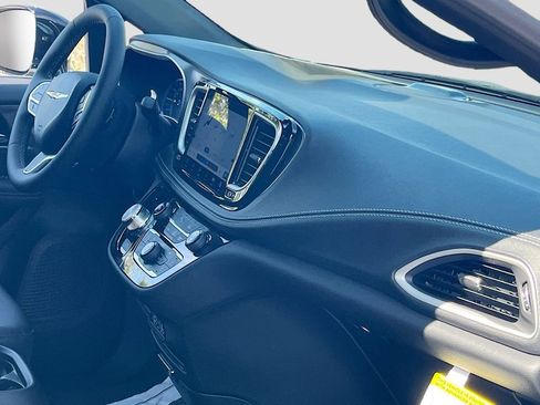 New 2025 Chrysler Pacifica Select image 46