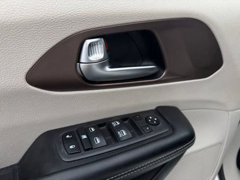 Used 2022 Chrysler Voyager LX FWD image 27